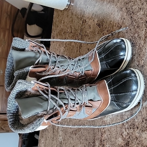 EUC Dream Pairs Women's mid calf waterproof winter snow boots - Picture 3 of 4